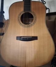 KYTARY ZE SHOWROOMU 910 CELOMASIVNÍ KYTARA