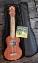 UKULELE ZE SHOWROOMU SADA S POVLAKEM A STRUNAMI